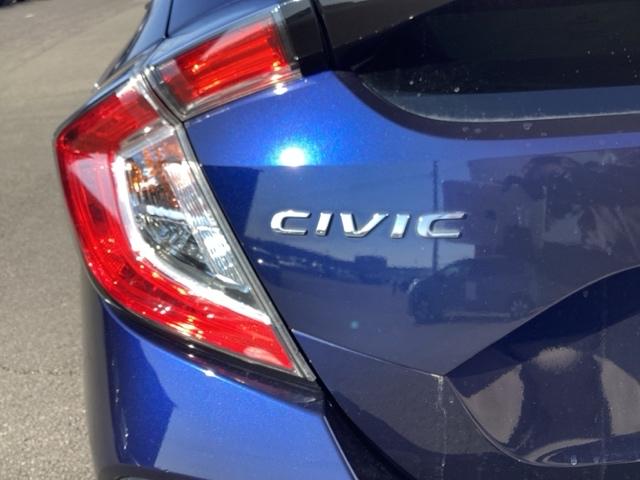 シビック ハッチバック　革コンビシート（プライムスムースＸファブリック）／運転席８Ｗａｙ／助手席４Ｗａｙパワーシート　サイドエアバッグ　キーレス　横滑防止装置　ＡＢＳ　クルコン　地デジ　イモビライザー　Ｒカメラ　ナビＴＶ（43枚目）