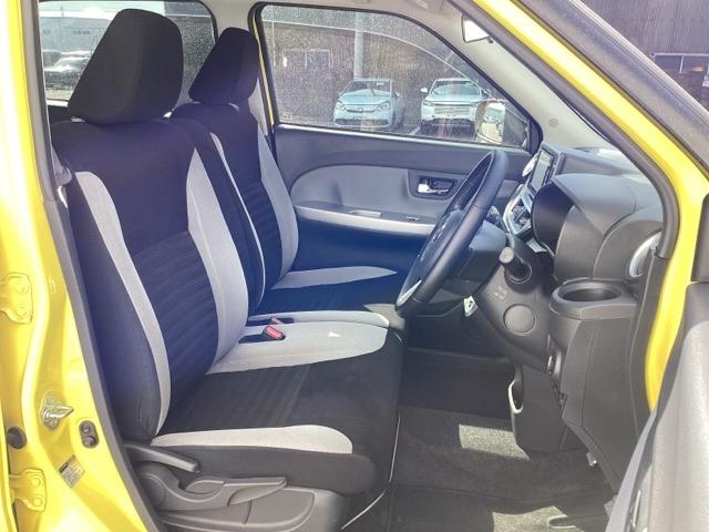 �t�����g�V�[�g�̓x���`�V�[�g�ł��B�x���`�V�\�g�͉^�]�ȂƏ���Ȃ̈ړ����X���[�Y�I�������ԏ�ł̏��~��ɕ֗��ł��B�V�[�g�̊ԂɃR���\�[���{�b�N�X��h�����N�z���_�[���Ȃ����߁A�ԓ���Ԃ��L�������܂�