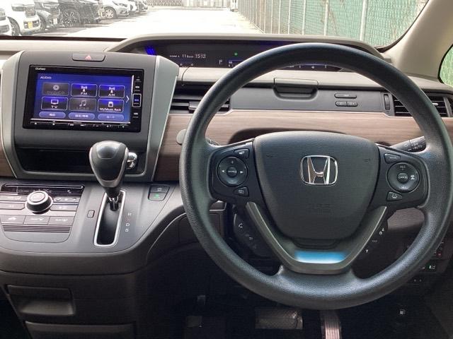 フリード Ｇ・ホンダセンシング　ＬＥＤヘッドライト／メモリーナビ／ＥＴＣ　Ｗ電動ドア　キーフリ　スマートキーシステム　カーテンエアバッグ　イモビ　ＵＳＢポート　カラーバックモニター　横滑防止装置　ＬＥＤランプ　整備点検記録簿　ＳＲＳ（3枚目）