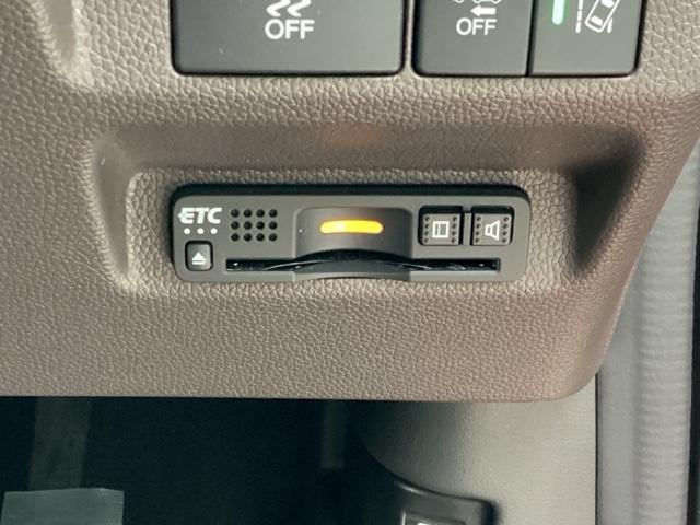 フリード Ｇ・ホンダセンシング　ＬＥＤヘッドライト／メモリーナビ／ＥＴＣ　Ｗ電動ドア　キーフリ　スマートキーシステム　カーテンエアバッグ　イモビ　ＵＳＢポート　カラーバックモニター　横滑防止装置　ＬＥＤランプ　整備点検記録簿　ＳＲＳ（14枚目）