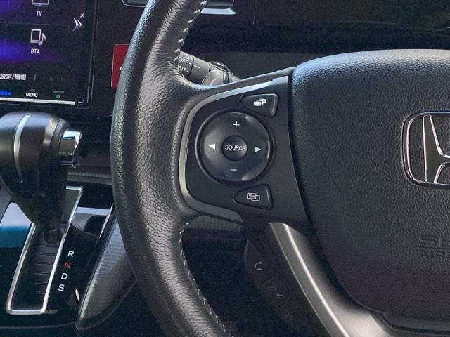 �X�e�A�����O�̍����ɂ́A�I�[�f�B�I�̃X�C�b�`���t���Ă��܂�