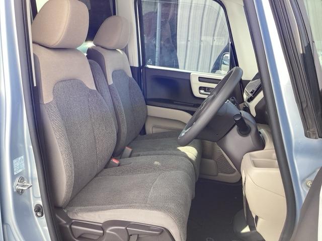 �t�����g�V�[�g�̓x���`�V�[�g�ł��B�x���`�V�\�g�͉^�]�ȂƏ���Ȃ̈ړ����X���[�Y�I�������ԏ�ł̏��~��ɕ֗��ł��B�V�[�g�̊ԂɃR���\�[���{�b�N�X��h�����N�z���_�[���Ȃ����߁A�ԓ���Ԃ��L�������܂�