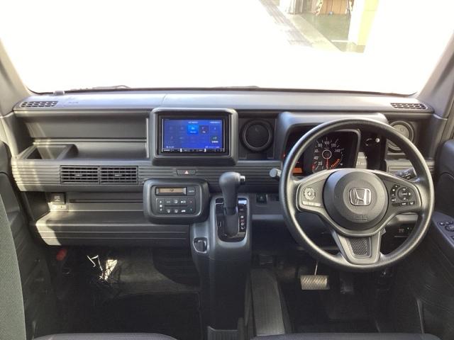 �^�]�Ȃ́A�傫�ȍ��ʂƕ�ݍ��ނ悤�Ȕw�����ꂪ�h���C�o�[�̐g�̑S�̂���������x���܂��B�㎿�ȃV�[�g�f�ނƍ���S�n�̂悢�N�b�V�������̗p���A�����Ԃ̉^�]��R�[�i�[�̑����������K�ł�