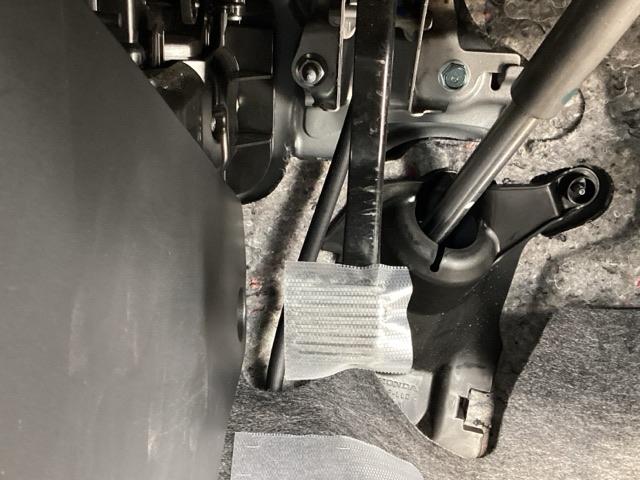 �p�[�L���O�u���[�L�̓t�b�g���Ȃ̂ŉ^�]�ȂƏ���Ȃ̊Ԃ͂�������A�ړ����y�X�ł��B�����Ǝ肪�͂��ʒu�ɂ`�s�Z���N�g���o�[��G�A�R���X�C�b�`�Ȃǂ����葀�쐫�ɗD��Ă��܂�