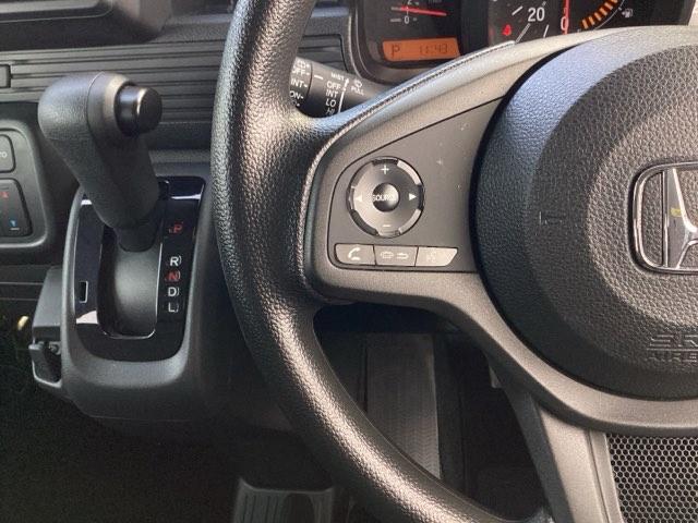 �X�e�A�����O���葤�ɃI�[�f�B�I�֘A�̃R���g���[���X�C�b�`��z�u���Ă��܂��B���쎞�͎�������炷���ƂȂ��^�]�ɏW���ł��܂��B