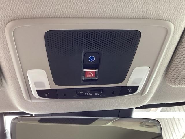 �ً}�ʕ�{�^���͓V��ɂ���܂��B�^�]���̑̒��s�ǂ�A�G�A�o�b�O�̍쓮���Ȃ����̂̍ۂɂ͉����Ă��������B