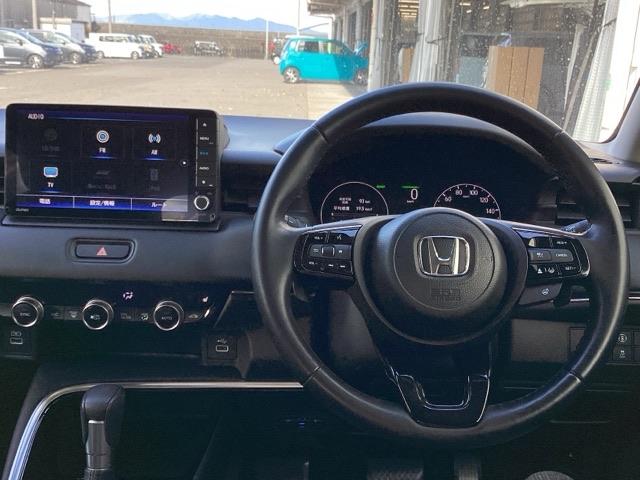 ヴェゼル ｅ：ＨＥＶＺ　ＢＳＩ・後退出庫サポートレス　Ｓヒータ　地デジフルセグＴＶ　定期点検記録簿　サイドエアバッグ　後カメラ　前後障害物センサー　横滑防止装置　エアコン　ＬＥＤヘットライト　パワステ　ＵＳＢ接続　ナビＴＶ（2枚目）