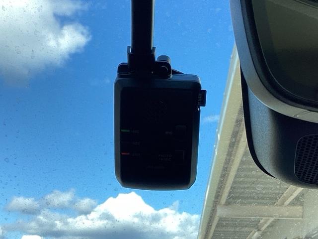 ヴェゼル ｅ：ＨＥＶＺ　ＢＳＩ・後退出庫サポートレス　Ｓヒータ　地デジフルセグＴＶ　定期点検記録簿　サイドエアバッグ　後カメラ　前後障害物センサー　横滑防止装置　エアコン　ＬＥＤヘットライト　パワステ　ＵＳＢ接続　ナビＴＶ（13枚目）