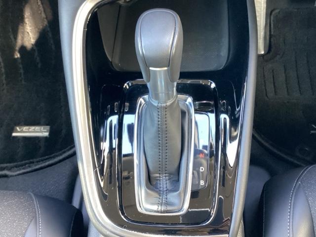 ヴェゼル ｅ：ＨＥＶＺ　ＢＳＩ・後退出庫サポートレス　Ｓヒータ　地デジフルセグＴＶ　定期点検記録簿　サイドエアバッグ　後カメラ　前後障害物センサー　横滑防止装置　エアコン　ＬＥＤヘットライト　パワステ　ＵＳＢ接続　ナビＴＶ（25枚目）