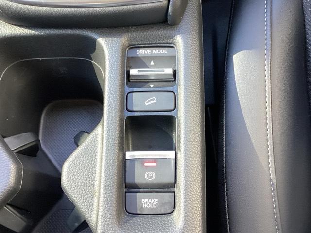 ヴェゼル ｅ：ＨＥＶＺ　ＢＳＩ・後退出庫サポートレス　Ｓヒータ　地デジフルセグＴＶ　定期点検記録簿　サイドエアバッグ　後カメラ　前後障害物センサー　横滑防止装置　エアコン　ＬＥＤヘットライト　パワステ　ＵＳＢ接続　ナビＴＶ（26枚目）