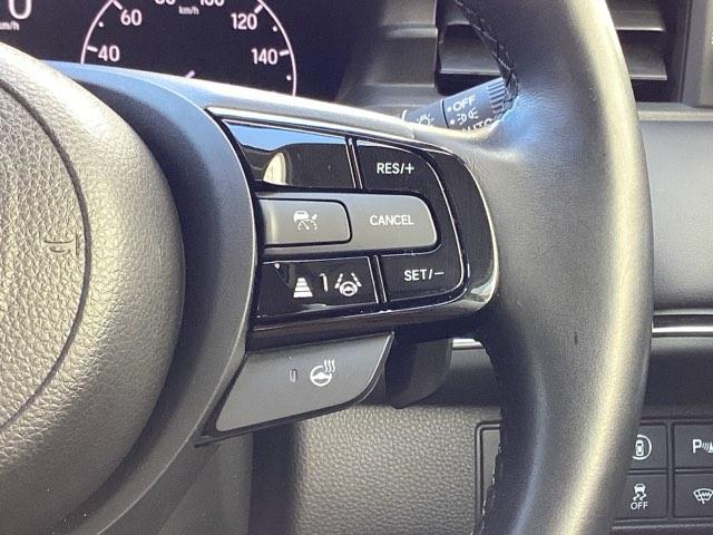 ヴェゼル ｅ：ＨＥＶＺ　ＢＳＩ・後退出庫サポートレス　Ｓヒータ　地デジフルセグＴＶ　定期点検記録簿　サイドエアバッグ　後カメラ　前後障害物センサー　横滑防止装置　エアコン　ＬＥＤヘットライト　パワステ　ＵＳＢ接続　ナビＴＶ（30枚目）