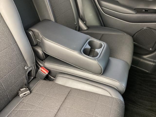 ヴェゼル ｅ：ＨＥＶＺ　ＢＳＩ・後退出庫サポートレス　Ｓヒータ　地デジフルセグＴＶ　定期点検記録簿　サイドエアバッグ　後カメラ　前後障害物センサー　横滑防止装置　エアコン　ＬＥＤヘットライト　パワステ　ＵＳＢ接続　ナビＴＶ（40枚目）