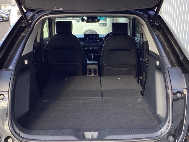 ヴェゼル ｅ：ＨＥＶＺ　ＢＳＩ・後退出庫サポートレス　Ｓヒータ　地デジフルセグＴＶ　定期点検記録簿　サイドエアバッグ　後カメラ　前後障害物センサー　横滑防止装置　エアコン　ＬＥＤヘットライト　パワステ　ＵＳＢ接続　ナビＴＶ（42枚目）