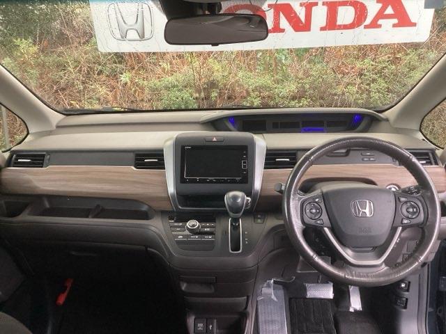 フリード Ｇ・ホンダセンシング　純正ナビ　フルセグ　６人乗り　Ｗ電動ドア　キーフリ　スマートキーシステム　イモビ　ＵＳＢポート　カラーバックモニター　横滑防止装置　ＬＥＤランプ　エアコン　クルコン　パワーウィンドウ　ＳＲＳ　ＡＢＳ（3枚目）