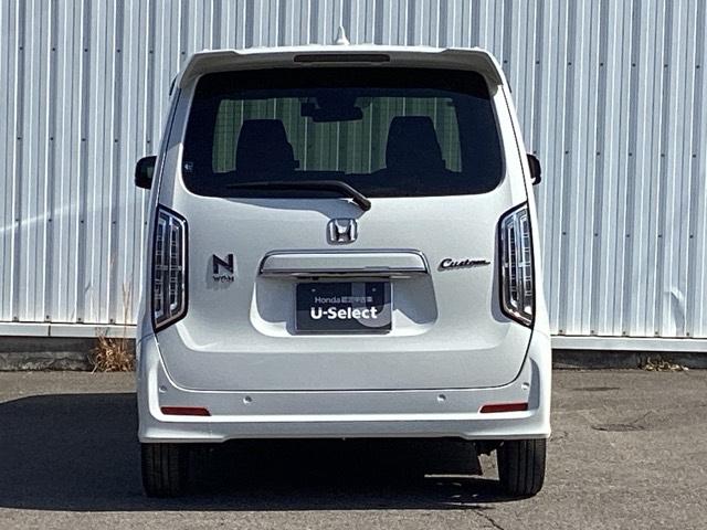 �^�]�Ȃ́A�傫�ȍ��ʂƕ�ݍ��ނ悤�Ȕw�����ꂪ�h���C�o�[�̐g�̑S�̂���������x���܂��B�㎿�ȃV�[�g�f�ނƍ���S�n�̂悢�N�b�V�������̗p���A�����Ԃ̉^�]��R�[�i�[�̑����������K�ł�