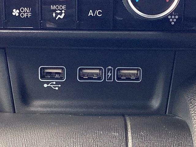 �t�r�a���͒[�q�t���Ă��܂��B�t�r�a��������ڑ����ĉ��y�t�@�C���A�摜�t�@�C���A����t�@�C���Ȃǂ��i�r��ʂŊy���߂܂��@���ꕔ�̃f�B�X�v���C�I�[�f�B�I�A�b�c�`���[�i�[�̏ꍇ�͉��y�t�@�C���݂̂ƂȂ�܂�