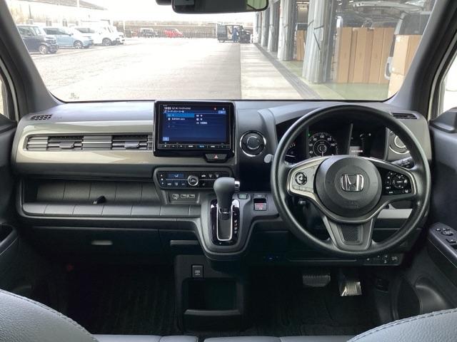 �^�]�Ȃ́A�傫�ȍ��ʂƕ�ݍ��ނ悤�Ȕw�����ꂪ�h���C�o�[�̐g�̑S�̂���������x���܂��B�㎿�ȃV�[�g�f�ނƍ���S�n�̂悢�N�b�V�������̗p���A�����Ԃ̉^�]��R�[�i�[�̑����������K�ł�