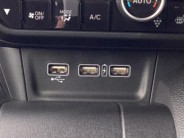 �t�r�a���͒[�q�t���Ă��܂��B�t�r�a��������ڑ����ĉ��y�t�@�C���A�摜�t�@�C���A����t�@�C���Ȃǂ��i�r��ʂŊy���߂܂��@���ꕔ�̃f�B�X�v���C�I�[�f�B�I�A�b�c�`���[�i�[�̏ꍇ�͉��y�t�@�C���݂̂ƂȂ�܂�