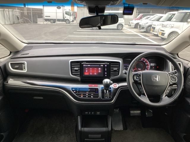 �^�]�Ȃ́A�傫�ȍ��ʂƕ�ݍ��ނ悤�Ȕw�����ꂪ�h���C�o�[�̐g�̑S�̂���������x���܂��B�㎿�ȃV�[�g�f�ނƍ���S�n�̂悢�N�b�V�������̗p���A�����Ԃ̉^�]��R�[�i�[�̑����������K�ł�