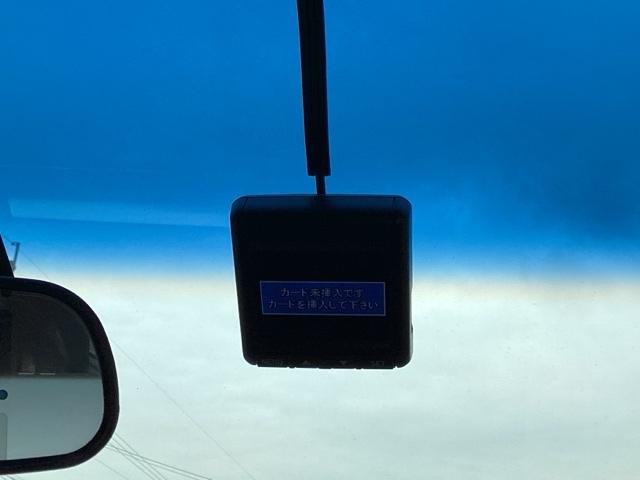 �h���C�u���R�[�_�[�̉摜�ł��I�܂����I�̎��̂��߂Ƀh���C�u���R�[�_�[�������Ă��܂��B�Փ˂����m����ƈ�莞�ԉ摜�������ۑ��ł���̂ň��S�ł��B