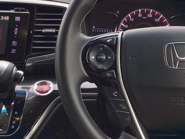 �X�e�A�����O�̍����ɂ́A�I�[�f�B�I�̃X�C�b�`���t���Ă��܂�