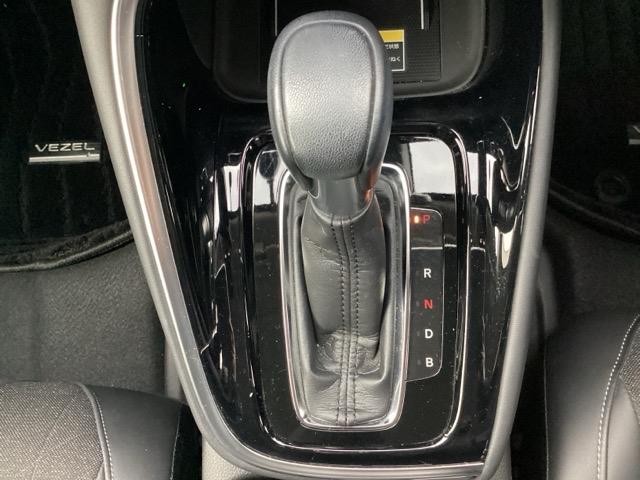 ヴェゼル ｅ：ＨＥＶＺ　ＥＴＣ／純正ナビ／バックモニター／ホンダセンシング　スマートキー＆プッシュスタート　サイドＳＲＳ　イモビ　地デジ　Ｂカメ　キーレスエントリー　Ｃソナー　ＵＳＢポート　ＰＳ　ＬＥＤライト　シートヒータ（25枚目）