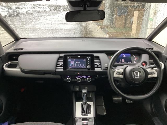 フィット ｅ：ＨＥＶホーム　ＥＴＣ／ディスプレイオーディオ／バックモニター／ホンダセンシング　ワンセグ　前後ソナー　バックビューモニター　Ｗエアバッグ　Ｉ－ＳＴＯＰ　ＬＥＤヘットライト　クルーズコントロール　スマキー　エアバッグ（2枚目）