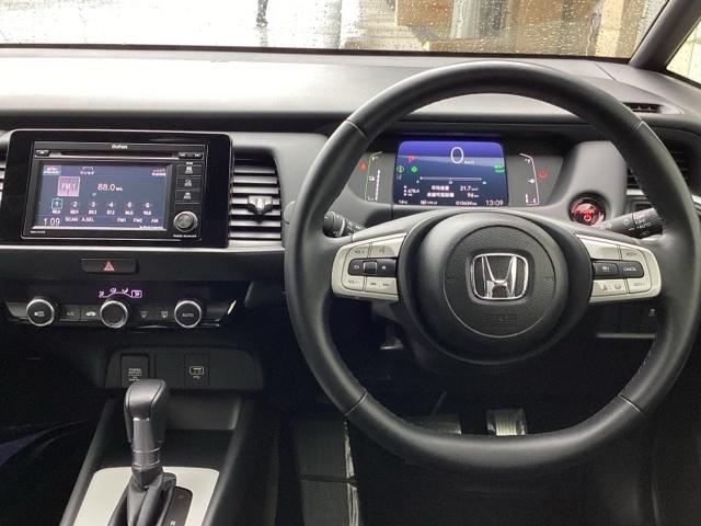 フィット ｅ：ＨＥＶホーム　ＥＴＣ／ディスプレイオーディオ／バックモニター／ホンダセンシング　ワンセグ　前後ソナー　バックビューモニター　Ｗエアバッグ　Ｉ－ＳＴＯＰ　ＬＥＤヘットライト　クルーズコントロール　スマキー　エアバッグ（3枚目）