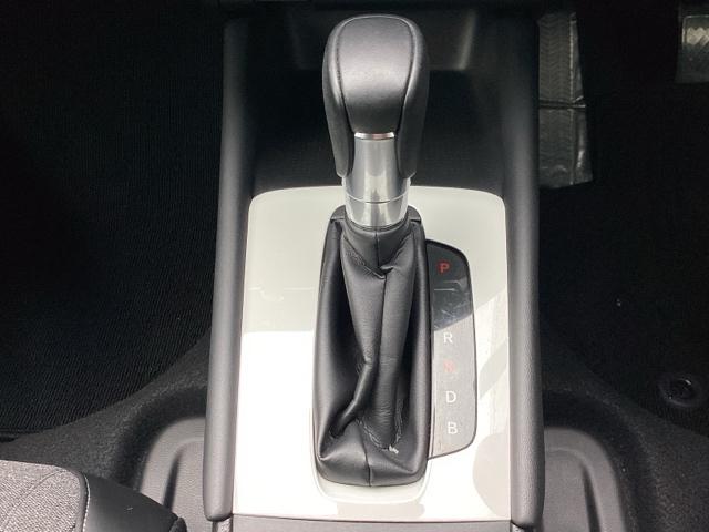 フィット ｅ：ＨＥＶホーム　ＥＴＣ／ディスプレイオーディオ／バックモニター／ホンダセンシング　ワンセグ　前後ソナー　バックビューモニター　Ｗエアバッグ　Ｉ－ＳＴＯＰ　ＬＥＤヘットライト　クルーズコントロール　スマキー　エアバッグ（13枚目）