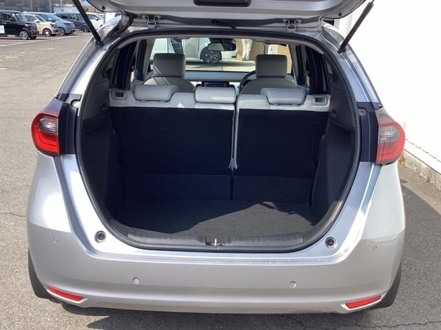 フィット ホーム　メモリーナビ／ＬＥＤヘッドライト　ＵＳＢポート　前後障害物センサー　Ｗエアバック　ｉストップ　ＬＥＤヘットライト　スマ－トキ－　横滑り防止機能　記録簿　ＥＴＣ車載器　盗難防止装置　エアバッグ　ＡＢＳ（18枚目）