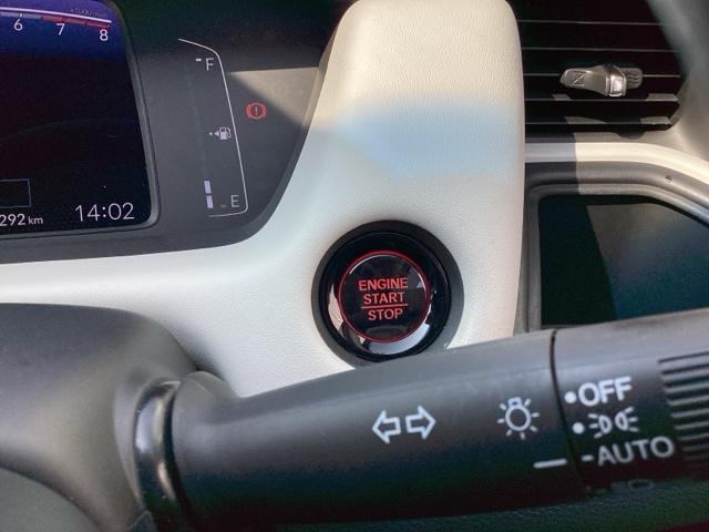 フィット ホーム　メモリーナビ／ＬＥＤヘッドライト　ＵＳＢポート　前後障害物センサー　Ｗエアバック　ｉストップ　ＬＥＤヘットライト　スマ－トキ－　横滑り防止機能　記録簿　ＥＴＣ車載器　盗難防止装置　エアバッグ　ＡＢＳ（29枚目）