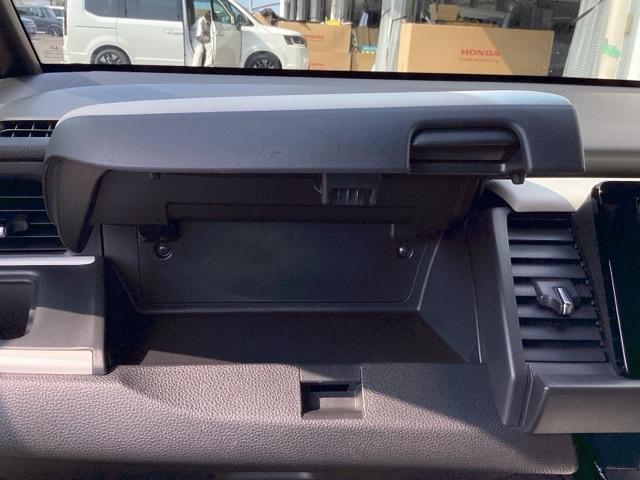 フィット ホーム　メモリーナビ／ＬＥＤヘッドライト　ＵＳＢポート　前後障害物センサー　Ｗエアバック　ｉストップ　ＬＥＤヘットライト　スマ－トキ－　横滑り防止機能　記録簿　ＥＴＣ車載器　盗難防止装置　エアバッグ　ＡＢＳ（39枚目）