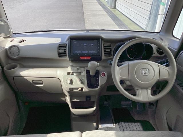 �^�]�Ȃ́A�傫�ȍ��ʂƕ�ݍ��ނ悤�Ȕw�����ꂪ�h���C�o�[�̐g�̑S�̂���������x���܂��B�㎿�ȃV�[�g�f�ނƍ���S�n�̂悢�N�b�V�������̗p���A�����Ԃ̉^�]��R�[�i�[�̑����������K�ł�