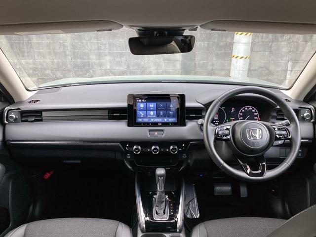 ヴェゼル ｅ：ＨＥＶＺ　ＥＴＣ／ディスプレイオーディオ／バックモニター／ホンダセンシング　スマートキー＆プッシュスタート　サイドＳＲＳ　オートテールゲート　イモビ　Ｂカメ　キーレスエントリー　Ｃソナー　ＵＳＢポート　ＰＳ（2枚目）