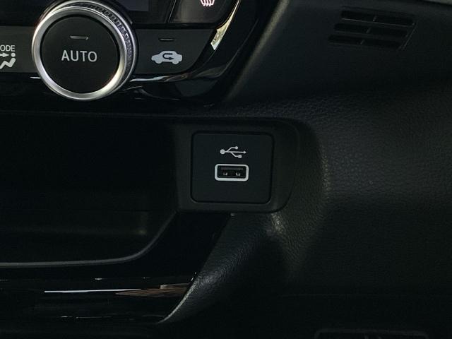 ヴェゼル ｅ：ＨＥＶＺ　ＥＴＣ／ディスプレイオーディオ／バックモニター／ホンダセンシング　スマートキー＆プッシュスタート　サイドＳＲＳ　オートテールゲート　イモビ　Ｂカメ　キーレスエントリー　Ｃソナー　ＵＳＢポート　ＰＳ（21枚目）