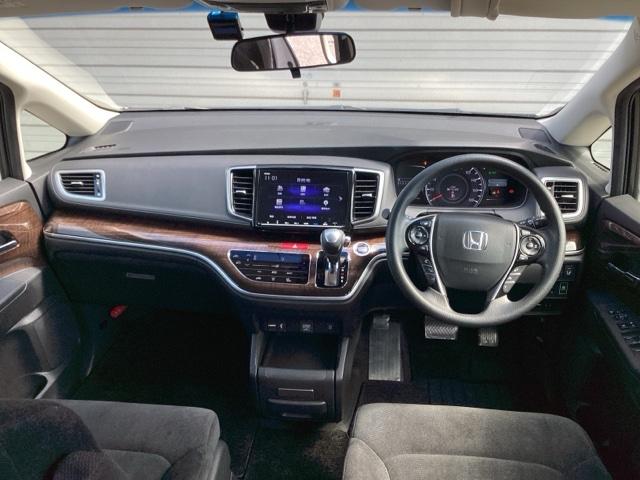 �^�]�Ȃ́A�傫�ȍ��ʂƕ�ݍ��ނ悤�Ȕw�����ꂪ�h���C�o�[�̐g�̑S�̂���������x���܂��B�㎿�ȃV�[�g�f�ނƍ���S�n�̂悢�N�b�V�������̗p���A�����Ԃ̉^�]��R�[�i�[�̑����������K�ł�