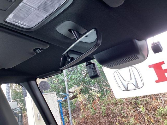 Ｎ－ＢＯＸカスタム ベースグレード　試乗車　メモリーナビ　ドラレコ　ＥＴＣ　衝突軽減Ｂ　ハイビームアシスト　ＵＳＢ　禁煙　フルセグテレビ　ＩＳＴＯＰ　ＬＥＤライト　Ｂカメラ　オートエアコン　ベンチＳ　前席シートヒーター　Ｓキー　ＥＳＣ（11枚目）