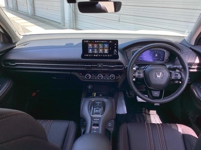 �^�]�Ȃ́A�傫�ȍ��ʂƕ�ݍ��ނ悤�Ȕw�����ꂪ�h���C�o�[�̐g�̑S�̂���������x���܂��B�㎿�ȃV�[�g�f�ނƍ���S�n�̂悢�N�b�V�������̗p���A�����Ԃ̉^�]��R�[�i�[�̑����������K�ł�