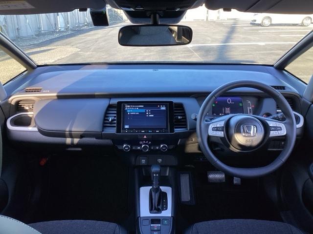 �^�]�Ȃ́A�傫�ȍ��ʂƕ�ݍ��ނ悤�Ȕw�����ꂪ�h���C�o�[�̐g�̑S�̂���������x���܂��B�㎿�ȃV�[�g�f�ނƍ���S�n�̂悢�N�b�V�������̗p���A�����Ԃ̉^�]��R�[�i�[�̑����������K�ł�