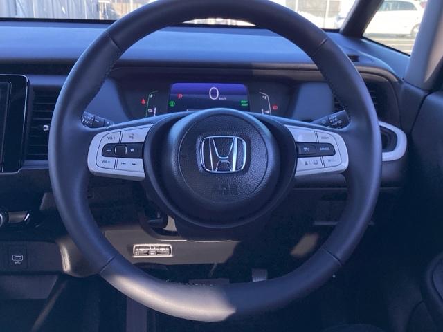 �g���������Z���V���O���ڃ~���g���[�_�[�ƒP��J�����ŁA�N���}�̑O���̏󋵂�F���B�u���[�L��X�e�A�����O�̐���Z�p�Ƌ������A���S�E���K�ȉ^�]�⎖�̉�����x�������̃V�X�e���ł�