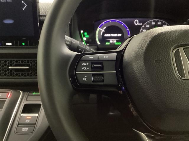 �X�e�A�����O���葤�̓I�[�f�B�I�֘A�̑���X�C�b�`�ł��B��������炷���ƂȂ��^�]�ɏW���ł��܂�