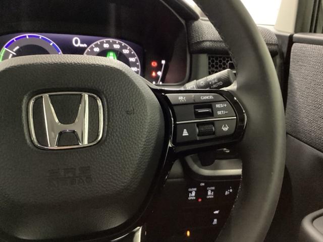 �X�e�A�����O�E�葤�Ɉ��S�^�]�x���@�\�̃z���_�Z���V���O���R���g���[������X�C�b�`�A���葤�ɃI�[�f�B�I�֘A�̃R���g���[���X�C�b�`��z�u�A��������炷���ƂȂ��^�]�ɏW���ł��܂�