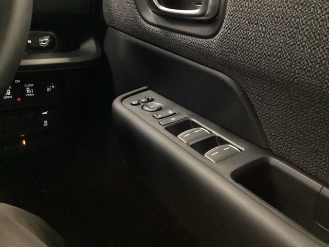 �d���i�[�������R���h�A�~���[�ƁA�p���[�E�B���h�E�}�X�^�[�X�C�b�`���͉^�]�ȃh�A�ɂ���܂��B