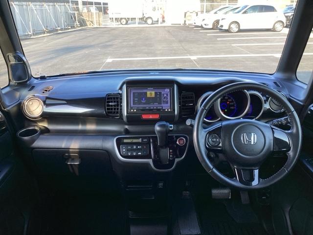 �t�����g�K���X���傫���A���C�h�Ȏ��E�ŉ^�]�����₷���Ȃ�悤�ɐݒ肳��Ă��܂��B