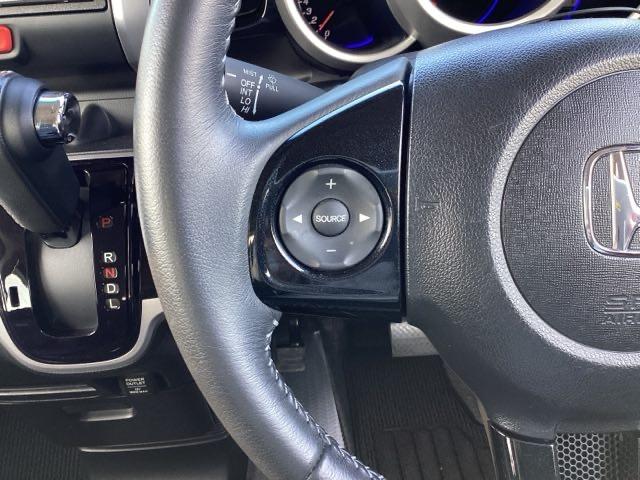 �X�e�A�����O�̍����ɂ́A�I�[�f�B�I�̃X�C�b�`���t���Ă��܂�