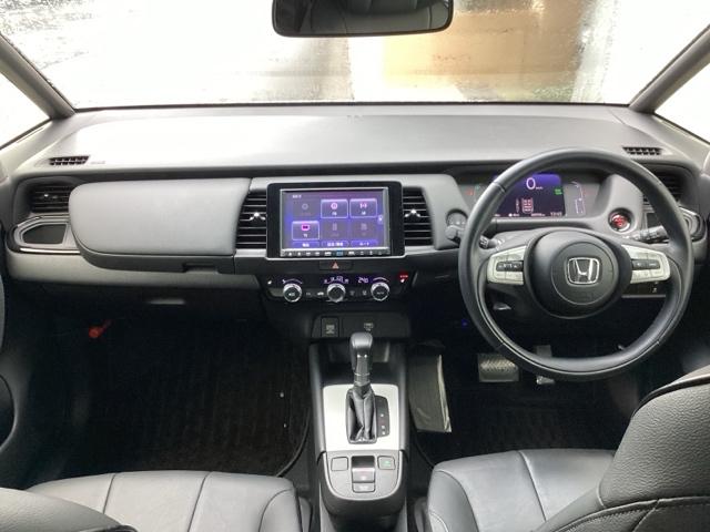 �^�]�Ȃ́A�傫�ȍ��ʂƕ�ݍ��ނ悤�Ȕw�����ꂪ�h���C�o�[�̐g�̑S�̂���������x���܂��B�㎿�ȃV�[�g�f�ނƍ���S�n�̂悢�N�b�V�������̗p���A�����Ԃ̉^�]��R�[�i�[�̑����������K�ł�