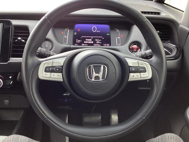 �g���������Z���V���O���ڃ~���g���[�_�[�ƒP��J�����ŁA�N���}�̑O���̏󋵂�F���B�u���[�L��X�e�A�����O�̐���Z�p�Ƌ������A���S�E���K�ȉ^�]�⎖�̉�����x�������̃V�X�e���ł�