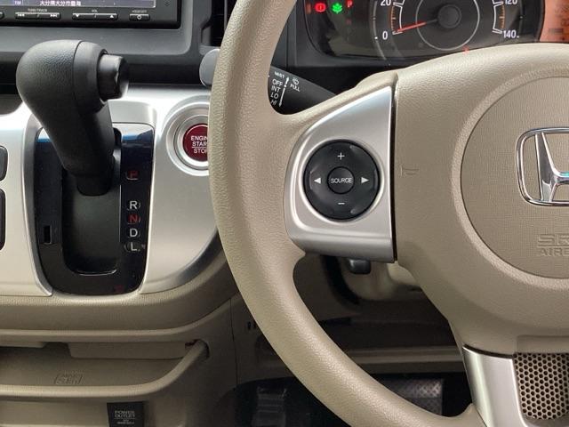 �X�e�A�����O�̍����ɂ́A�I�[�f�B�I�̃X�C�b�`���t���Ă��܂�