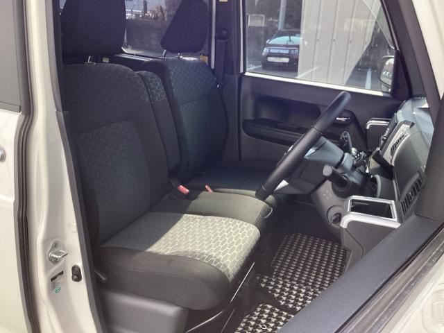 �t�����g�V�[�g�̓x���`�V�[�g�ł��B�x���`�V�\�g�͉^�]�ȂƏ���Ȃ̈ړ����X���[�Y�I�������ԏ�ł̏��~��ɕ֗��ł��B�V�[�g�̊ԂɃR���\�[���{�b�N�X��h�����N�z���_�[���Ȃ����߁A�ԓ���Ԃ��L�������܂�