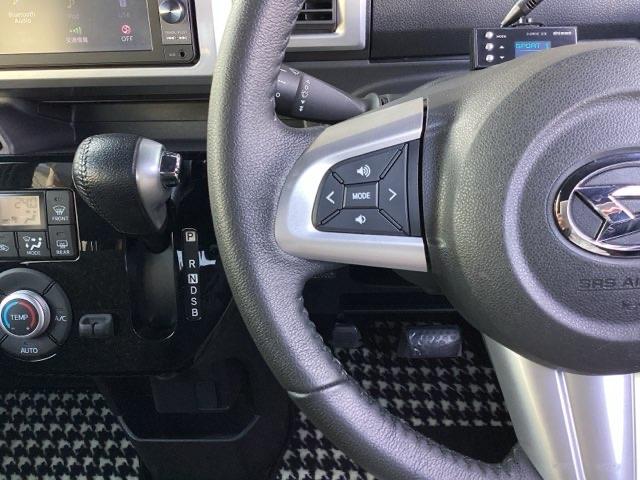 �X�e�A�����O�̍����ɂ́A�I�[�f�B�I�̃X�C�b�`���t���Ă��܂�